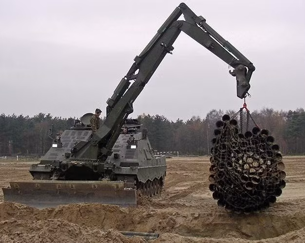 Chiến xa công binh này cũng có hệ thống đánh dấu làn đường an toàn và có thể được gắn thêm hệ thống gây nổ bằng điện từ (đề rà phá bom mìn).