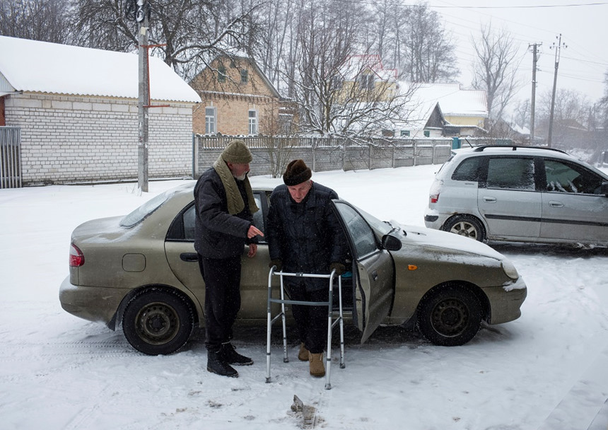 Một bệnh nhân bên ngoài phòng khám tại làng Ivankovichy. Tại ngôi làng nhỏ này, bác sĩ Rozumiy chủ yếu điều trị cho trẻ em và người đã về hưu. Nhiều người trưởng thành trong độ tuổi lao động, dù mắc bệnh, từ chối tiếp nhận khám chữa bệnh bởi họ không thể thanh toán chi phí thuốc men.