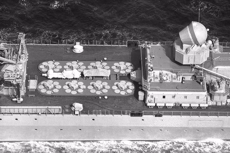 Không chỉ có khả năng nhấn chìm mọi tàu chiến trên biển, tuần dương hạm 1164 Atlant còn có thể quét sạch khỏi bầu trời mọi loại tiêm kích hạm tiên tiến nhất của Mỹ hiện nay bằng tổ hợp tên lửa phòng không tầm cao S-300F – phiên bản trên biển của tên lửa S-300 trứ danh. Trong ảnh, hai hàng bệ phóng S-300F đặt giữa thân tàu. Nguồn ảnh: Wikipedia