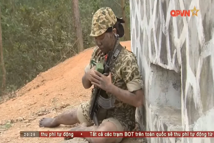 Hình ảnh nữ chiến sĩ đặc công của Lữ đoàn 113 trong nội dung huấn luyện công phá công sự bằng thuốc nổ. Nguồn ảnh: QPVN.