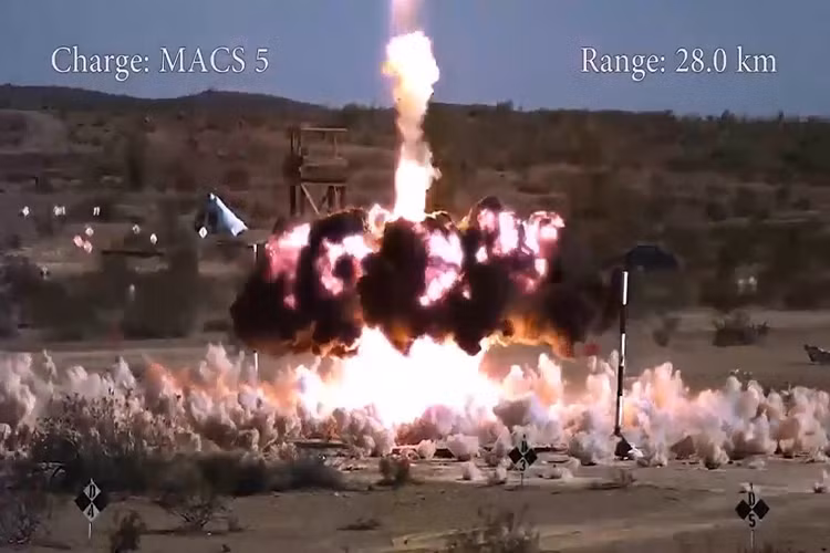 Tuy vậy, Excalibur vẫn có những nhược điểm cố hữu không thể khắc phục được như phụ thuộc vào hoạt động của các vệ tinh GPS, hạn chế khả năng hoạt động trong nhiều điều kiện thời tiết (mây, sương mù, khói bụi và các yếu tố môi trường khác). Nguồn ảnh: YouTube.