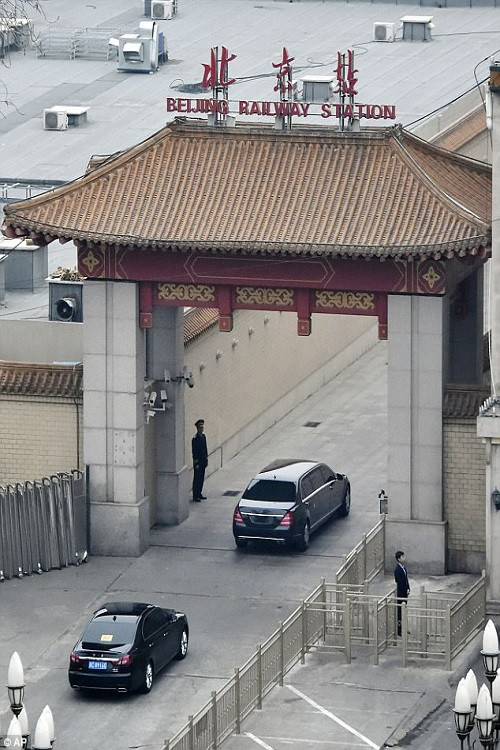 Ngay trong hôm 28/3, lãnh đạo Triều Tiên đã lên đường về nước bằng đoàn tàu đặc biệt. Hình ảnh đoàn xe của Triều Tiên tiến vào ga Bắc Kinh trong hôm 28/3.