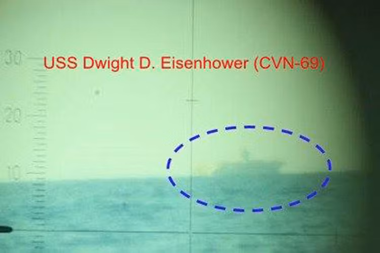 Điều đáng kinh ngạc hơn là ngay cả tàu sân bay hạt nhân của Mỹ mà cụ thể là chiếc USS Dwight D. Eisenhower (CVN-69) cũng nằm trong tầm quan sát của kính tiềm vọng Kilo, điều này đặt ra một câu hỏi năng lực chống ngầm của Hải quân Mỹ liệu có đang thực sự hiệu quả?