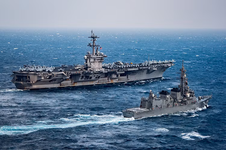 Trước đó vào hôm 4/3, Bộ Chỉ huy Bộ đội Biên phòng TP.Đà Nẵng cho hay biên đội tàu sân bay dẫn đầu bởi hàng không mẫu hạm USS Carl Vinson (CVN-70) của Hải quân Mỹ đang trên đường vào vùng biển Đà Nẵng để bắt đầu chuyến thăm chính thức Việt Nam từ ngày 5/3 đến 9/3. Nguồn ảnh: USNI News.
