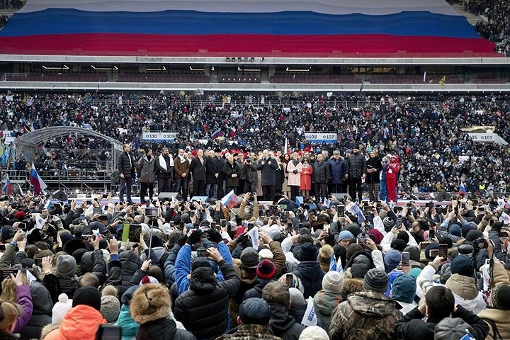 Sân vận động có sức chứa 81.000 người đã chật ních. Cảnh sát Nga cho biết, ngay bên ngoài sân vận động còn có khoảng 50.000 người nữa đến tụ tập ủng hộ ông Putin. Ảnh: AP.
