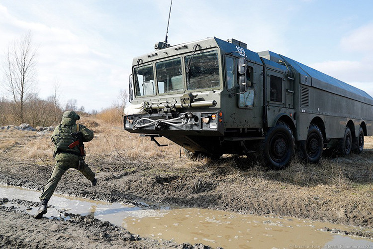 Nhờ được đặt trên các khung gầm đặc chủng nên các thành phần chiến đấu của Bastion-P có thể dễ dàng cơ động di chuyển trên nhiều loại địa hình khác nhau, bên cạnh đó khả năng triển khai và thu hồi trong chiến đấu nhanh hơn các tổ hợp phòng thủ bờ biển kiểu cũ. Nguồn ảnh: News Kaliningrad.