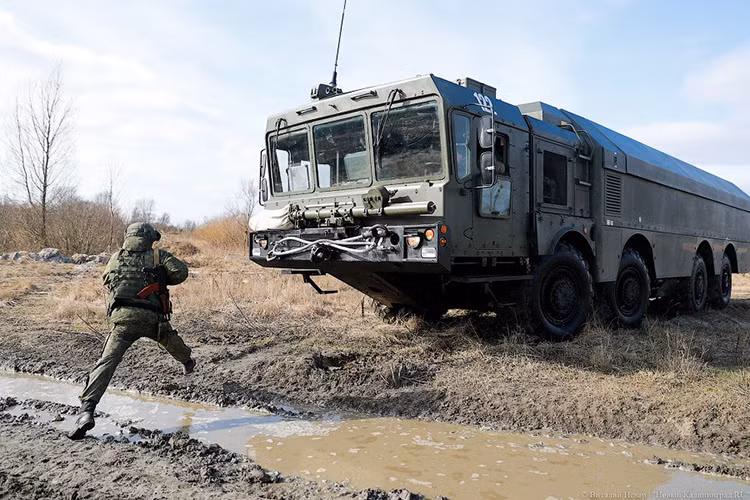 Nhờ được đặt trên các khung gầm đặc chủng nên các thành phần chiến đấu của Bastion-P có thể dễ dàng cơ động di chuyển trên nhiều loại địa hình khác nhau, bên cạnh đó khả năng triển khai và thu hồi trong chiến đấu nhanh hơn các tổ hợp phòng thủ bờ biển kiểu cũ. Nguồn ảnh: News Kaliningrad.