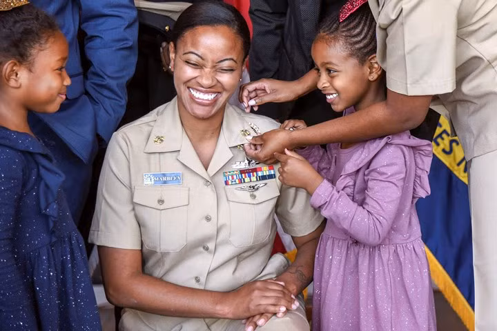 Gắn thêm sao cho một hạ sĩ quan vừa được lên lon.