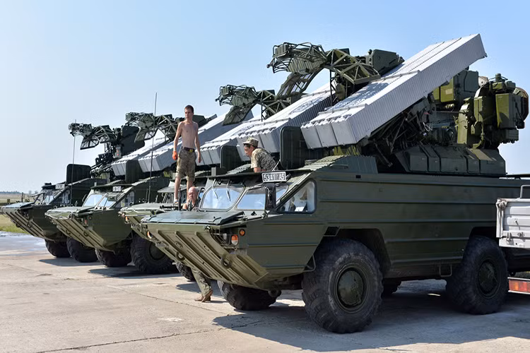 9K33 Osa là tổ hợp phòng không tầm thấp di động được Liên Xô sản xuất, ra mắt lần đầu vào năm 1980, đây cũng là tổ hợp phòng không đầu tiên của Liên Xô tích hợp cụm radar chiến đấu và cụm phóng trên cùng một phương tiện. Nguồn ảnh: Pinterest.