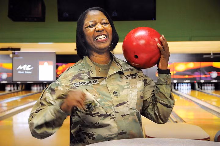 Trung sĩ Quincie Blackshear dự giải bowling nữ “toàn quân” của Mỹ hồi tháng 3/2017.