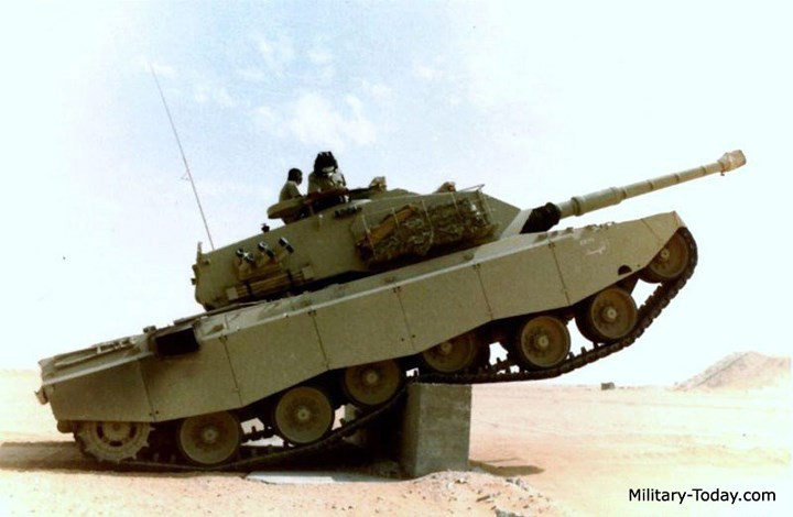 Xe có giáp composite ở phía trước thân và tháp pháo.