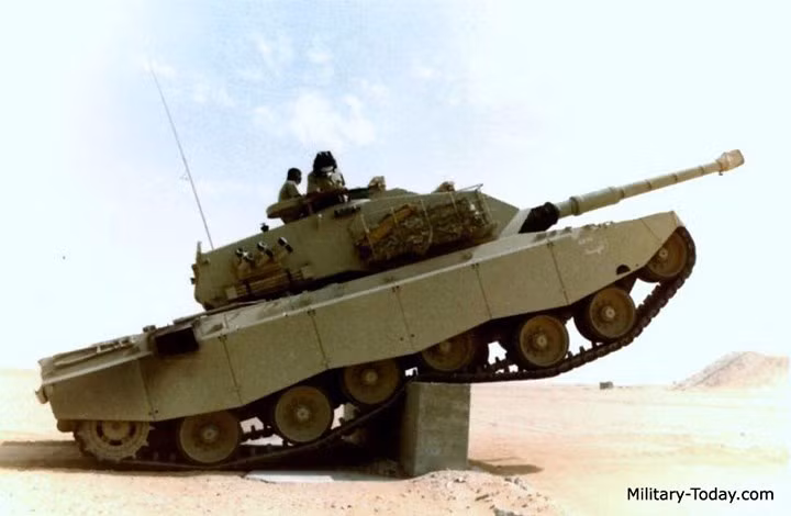 Xe có giáp composite ở phía trước thân và tháp pháo.