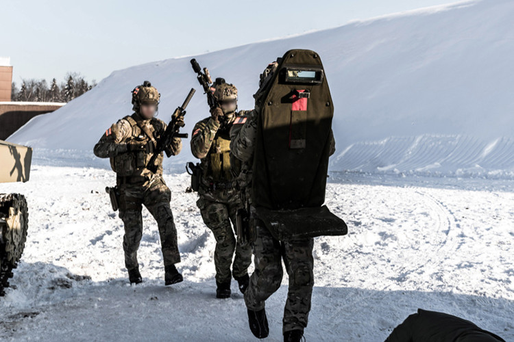 Hình ảnh Soratnik phối hợp với đặc nhiệm Nga trong một tình huống giải cứu con tin. Nguồn ảnh: Kalashnikov.