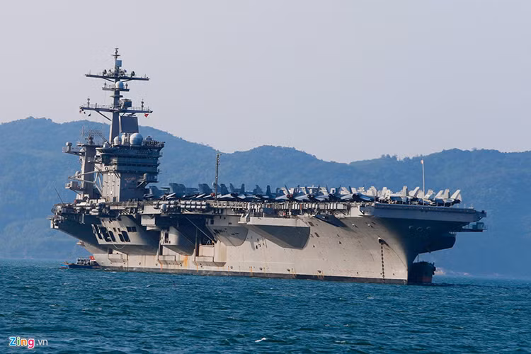 Trưa ngày 5/3, tàu sân bay USS Carl Vinson (CVN-70) của Hải quân Mỹ đã tiến vào vùng nước quân cảng Tiên Sa, TP Đà Nẵng bắt đầu chuyến thăm chính thức Việt Nam. Con tàu tiến vào với sự “hoành tráng” khi xếp nguyên dàn máy bay mà nó được trang bị trên boong tàu. Chắc hẳn đông đảo người dân chúng ta sẽ tự hỏi tàu sân bay Mỹ thăm Việt Nam mang theo những loại máy bay nào, tính năng ra sao? Hãy cùng Kiến Thức tìm hiểu sơ qua về lực lượng tương đương với cả một sư đoàn không quân trang bị trên tàu sân bay Carl Vinson. Nguồn ảnh: Zing