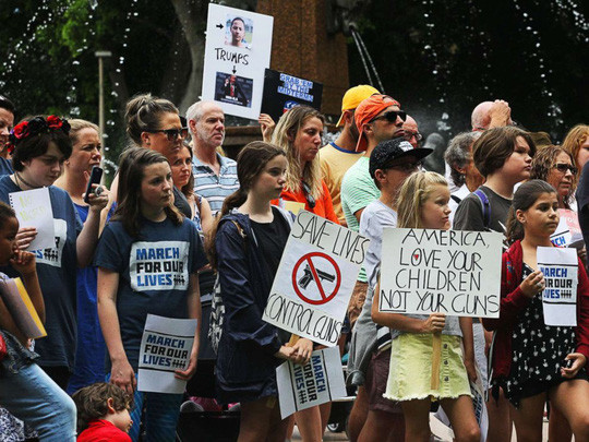 Mặc dù Washington là nơi tổ chức sự kiện chính, hơn 800 cuộc biểu tình khác đã được phát động trên khắp nước Mỹ, từ TP Boston đến TP Los Angeles, cũng như ở những quốc gia khác. Người nổi tiếng, học sinh, giáo viên, phụ huynh và những người sống sót trong vụ xả súng nói trên đã lên tiếng chống lại bạo lực súng ống. Đám đông "biểu tình vì mạng sống" tại Công viên Hyde, TP Sydney - Úc, hôm 24-3. Ảnh: EPA