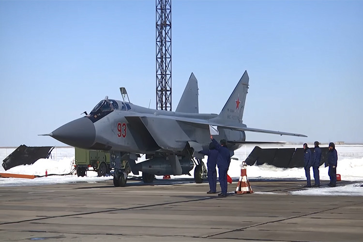 Theo đó tên lửa Kinzhal được thiết kế để qua mặt những hệ thống radar cảnh giới và tên lửa phòng không tối tân nhất, vũ khí này sẽ giúp cho những đơn vị không quân tiền tuyến có thể cấp tốc tung đòn giáng trả đối phương trong khi chờ đợi tuyến sau chi viện. Nguồn ảnh: Bộ Quốc phòng Nga. Nguồn ảnh: Bộ Quốc phòng Nga.