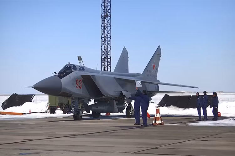 Theo đó tên lửa Kinzhal được thiết kế để qua mặt những hệ thống radar cảnh giới và tên lửa phòng không tối tân nhất, vũ khí này sẽ giúp cho những đơn vị không quân tiền tuyến có thể cấp tốc tung đòn giáng trả đối phương trong khi chờ đợi tuyến sau chi viện. Nguồn ảnh: Bộ Quốc phòng Nga. Nguồn ảnh: Bộ Quốc phòng Nga.