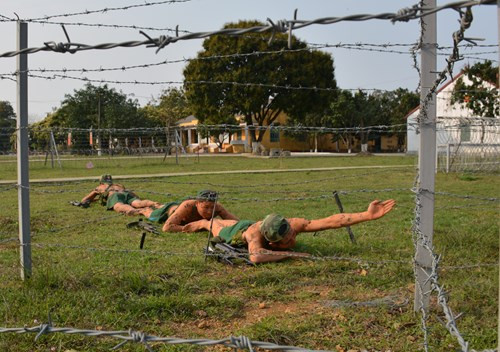 Huấn luyện khắc phục hàng rào thép gai và bãi mìn để bí mật đột nhập trận địa của địch. Nguồn ảnh: QĐND.