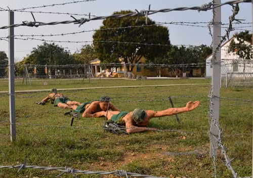 Huấn luyện khắc phục hàng rào thép gai và bãi mìn để bí mật đột nhập trận địa của địch. Nguồn ảnh: QĐND.