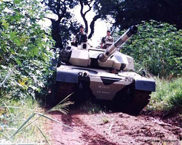 Xe được trang bị một nòng pháo có khương tuyến cỡ 105mm, cùng tổng cộng 45 quả đạn. Pháo bắn được nhiều loại đạn.