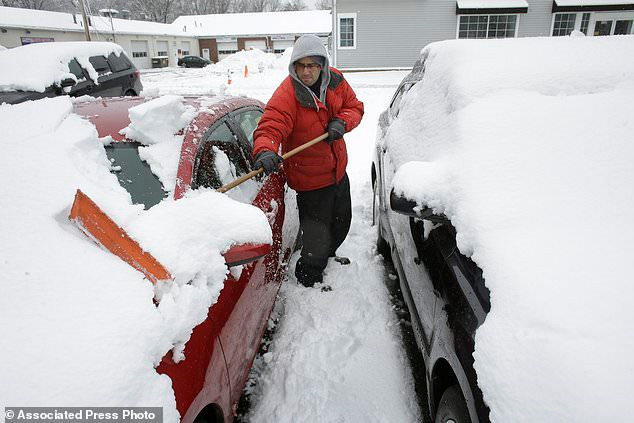 Một người dân tại Boston dọn tuyết phủ kín xe ôtô. Thời tiết xấu khiến giao thông tại các bang ở bờ Đông bị ảnh hưởng nghiêm trọng. Tại New Jersey, 356 vụ tai nạn được ghi nhận riêng trong ngày 8/3. "Nếu bạn không có việc gì khẩn cấp, xin hãy chớ ra đường", Thống đốc bang Connecticut Dannel Malloy cảnh báo. Ảnh: AP.