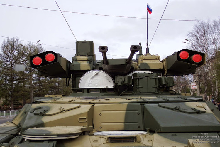 Dù có trọng lượng lên đến 44 tấn nhưng BMPT-72 vẫn có thể di chuyển với vận tốc 60km/h và có tầm hoạt động 500km, tất cả đều là nhờ vào hệ thống động cơ diesel V-84MS hoặc V92S1 có công suất 1.000 mã lựa của nó. Nguồn ảnh: gurkhan.blogspot.