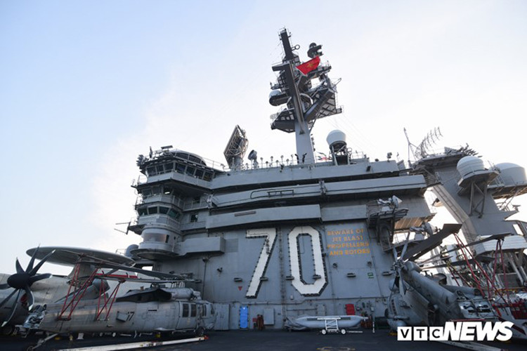 Quốc kỳ Việt Nam trên tháp chỉ huy của USS Carl Vinson, chúng ta cũng có thể thấy mã hiệu “CVN-70” của tàu sân bay này ngay trên tháp chỉ huy. Nguồn ảnh: Tùng Đinh/VTC.