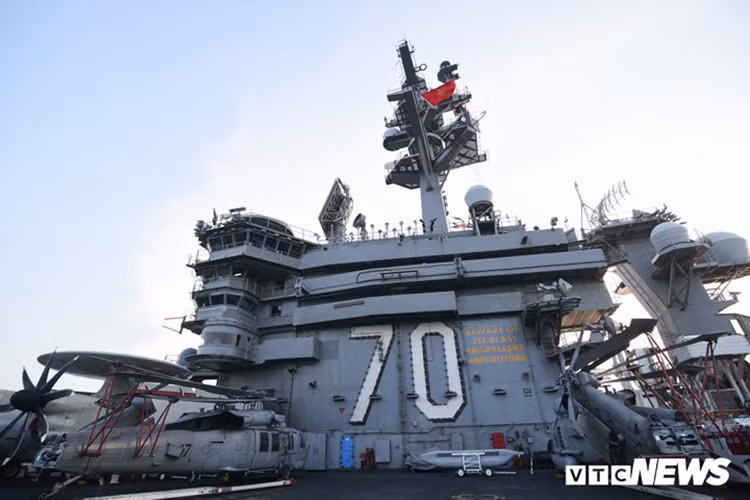 Quốc kỳ Việt Nam trên tháp chỉ huy của USS Carl Vinson, chúng ta cũng có thể thấy mã hiệu “CVN-70” của tàu sân bay này ngay trên tháp chỉ huy. Nguồn ảnh: Tùng Đinh/VTC.