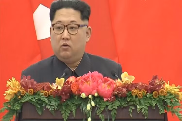 Việc chọn Bắc Kinh làm điểm đến trong chuyến công du nước ngoài đầu tiên của mình, ít nhiều đã cho thấy ông Kim Jong-un sẽ không bỏ rơi mối quan hệ với Trung Quốc và Bắc Kinh vẫn sẽ là đối tác chiến lược của Bình Nhưỡng trong nhiều thập kỷ tới. Nguồn ảnh: news.modia.