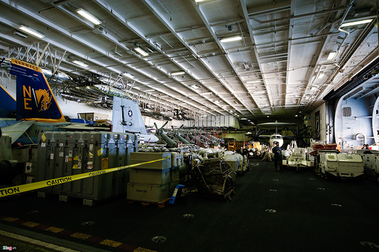 Không gian bên trong nhà chứa máy bay rất rộng. Tàu sân bay USS Carl Vinson có thể mang theo tới 90 máy bay, thông thường là 65-70 chiếc. Nhà chứa máy bay hoạt động như một xưởng cơ khí. Đây cũng là nơi bảo trì và sửa chữa nhỏ cho các máy bay. Nguồn ảnh: Zing News.