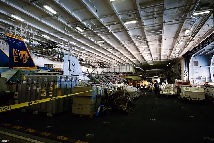 Không gian bên trong nhà chứa máy bay rất rộng. Tàu sân bay USS Carl Vinson có thể mang theo tới 90 máy bay, thông thường là 65-70 chiếc. Nhà chứa máy bay hoạt động như một xưởng cơ khí. Đây cũng là nơi bảo trì và sửa chữa nhỏ cho các máy bay. Nguồn ảnh: Zing News.