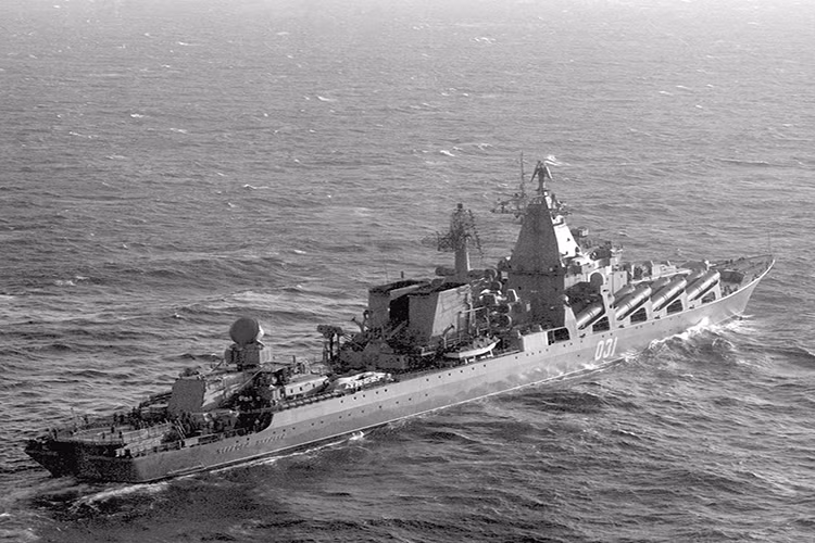 Để có được tốc độ "khủng khiếp" tới vậy, khi thiết kế con tàu, các nhà khoa học hàng hải Liên Xô đã trang bị cho nó tổ hợp máy tuabin khí M21 cung cấp tổng công suất 110.000 mã lực (có nguồn cho là 130.000 mã lực). Nguồn ảnh: Wikipedia