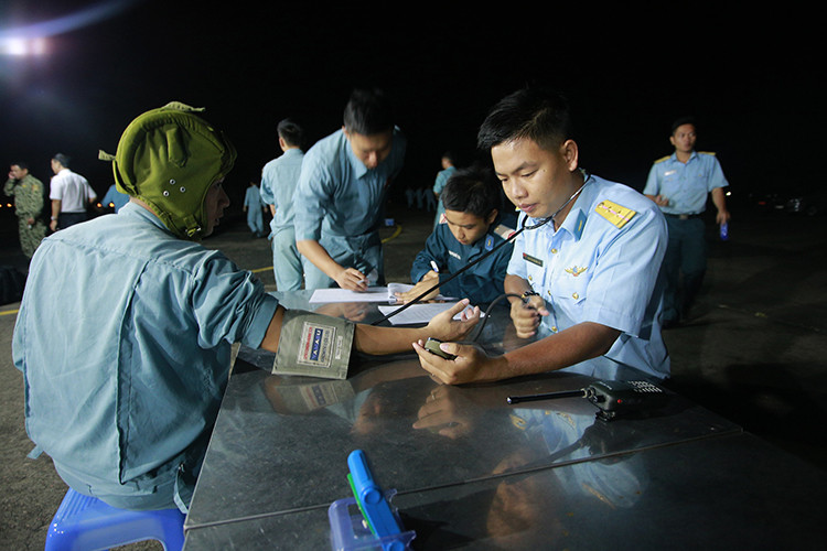 Sau khi gói buộc, phần việc không thể thiếu là kiểm tra thật kỹ càng tình trạng sức khỏe, tâm lý của từng chiến sĩ. Công việc này cùng được thực hiện khi trời chưa ló rạng.