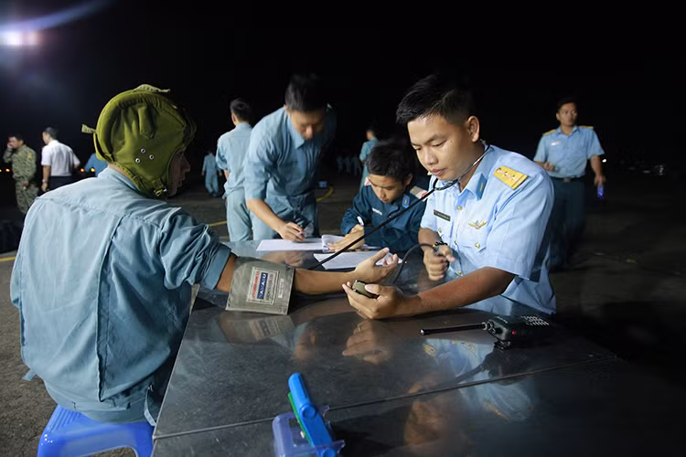 Sau khi gói buộc, phần việc không thể thiếu là kiểm tra thật kỹ càng tình trạng sức khỏe, tâm lý của từng chiến sĩ. Công việc này cùng được thực hiện khi trời chưa ló rạng.