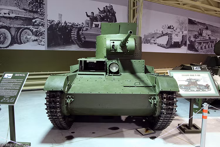 Xe tăng hạng nhẹ T-62 model 1933 - nó từng được coi là một trong những thiết kế xe tăng thành công nhất của những năm 1930. Tuy nhiên, thời điểm năm 1941, nó đã thảm bại trên chiến trường khi chống lại các xe tăng Đức vượt trội hơn, khẩu pháo 45mm 20k là quá yếu ớt trước vỏ giáp của tăng Đức. Nguồn ảnh: Vitaly-Kuzmin.