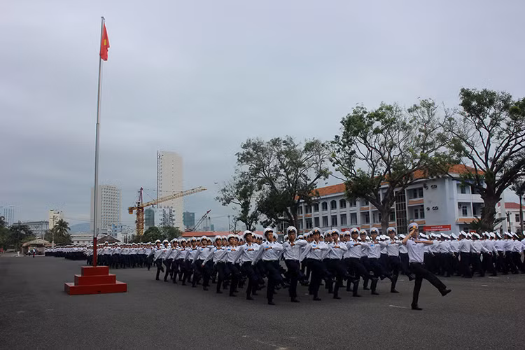Những sĩ quan học viện Hải quân tương lai bước đi trong đội hình.
