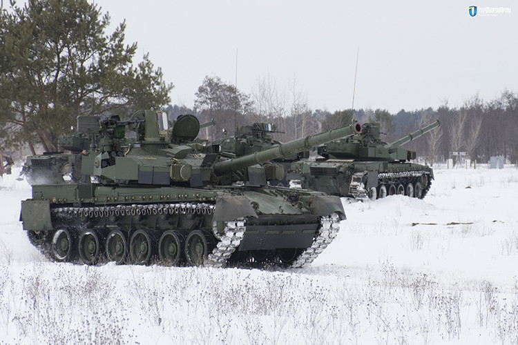 Để bắn trúng PNK-6 có khi đối phương không cần thiết phải sử dụng súng chống tăng RPG hay là tên lửa giá cao, mà thay vào đó có khi họ chỉ cần sử dụng các khẩu súng máy hạng nặng bắn đạn xuyên giáp là đủ. Các tấm kính bao mặt trước và lớp thép bao quanh tổ hợp PNK-6 không phải là quá dày. Nguồn ảnh: Thai Defence