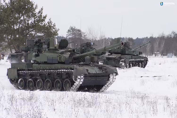 Để bắn trúng PNK-6 có khi đối phương không cần thiết phải sử dụng súng chống tăng RPG hay là tên lửa giá cao, mà thay vào đó có khi họ chỉ cần sử dụng các khẩu súng máy hạng nặng bắn đạn xuyên giáp là đủ. Các tấm kính bao mặt trước và lớp thép bao quanh tổ hợp PNK-6 không phải là quá dày. Nguồn ảnh: Thai Defence