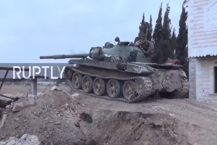 Mạng Lievmap mới đây đăng tải thông tin và đoạn video của kênh truyền hình RT (Nga) ghi lại hình ảnh các xe tăng T-62M thuộc biên chế Quân đội chính phủ Syria đang nã pháo tại nơi được cho là Đông Ghouta. Nguồn ảnh: RT