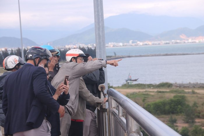 Sau khi quan sát là đến phần bình luận về tàu sân bay USS Carl Vinson cũng như vũ khí trên tàu. Nhiều người dân nắm thông tin về tàu sân bay USS Carl Vinson như thuộc lòng bàn tay. Ảnh Nguyễn Thành