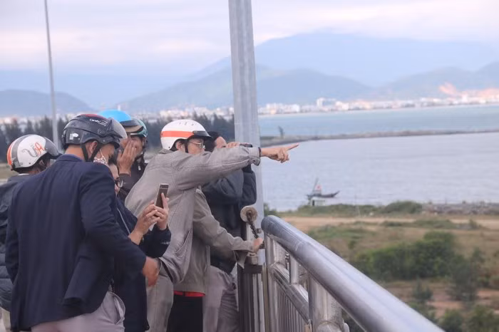 Sau khi quan sát là đến phần bình luận về tàu sân bay USS Carl Vinson cũng như vũ khí trên tàu. Nhiều người dân nắm thông tin về tàu sân bay USS Carl Vinson như thuộc lòng bàn tay. Ảnh Nguyễn Thành