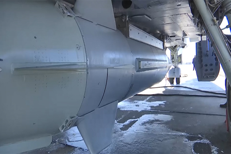 Cũng trong video được Bộ Quốc phòng Nga đăng tải, chúng ta cũng lần đầu tiên thấy được những hình ảnh rõ nét về loại tên lửa siêu thanh này. Và theo như thiết kế của Kinzhal, một chiếc MiG-31 chỉ có thể mang theo tối đa 1 tên lửa loại này. Nguồn ảnh: Bộ Quốc phòng Nga.