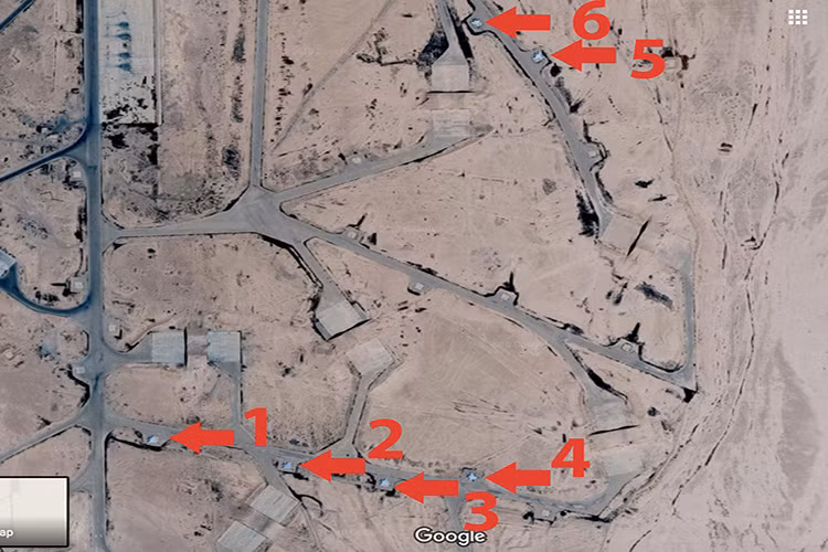 Đây là bức ảnh vệ tinh của Google Earth chụp căn cứ không quân Tiyas/T4 ở Homs sau một cuộc tấn công của phiến quân IS năm 2016. Các chuyên gia phân tích quốc tế đã tìm ra ít nhất 6 chiếc MiG-25 phơi mình trong căn cứ, có rất ít khả năng chúng còn hoạt động bởi các hư hại trong cuộc chiến cũng như thiếu phụ tùng hoặc hết thời hạn sử dụng. Nguồn ảnh: Vestnik