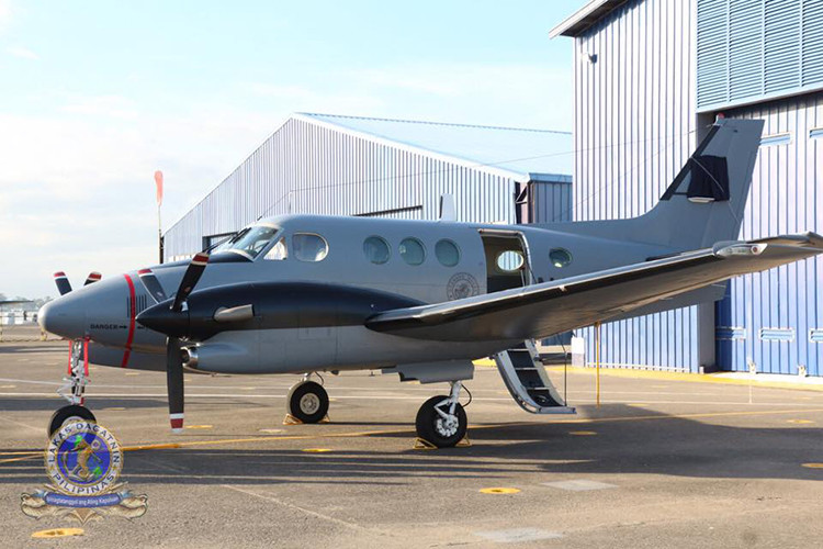 Còn đối với biến thể TC-90 chỉ được sử dụng cho nhiệm vụ bay huấn luyện nên khi được chuyển giao cho Hải quân Philippines chúng cần được trang bị thêm các thiết bị giám sát hàng không và hệ thống điện tử hàng không bổ sung. Nguồn ảnh: The Philippine Fleet.