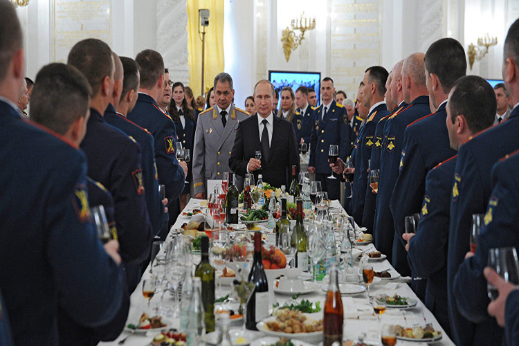 Nhân vật số 2 sẽ trở lại Điện Kremlin trong tháng 5 cùng ông Putin không ai khác ngoài Bộ trưởng Quốc phòng Sergei Shoigu, người đứng sau tiến trình hiện đại hóa của quân đội Nga, cũng như giúp nước Nga dành chiến thắng trong cuộc chiến chống khủng bố ở Trung Đông. Nguồn ảnh: Sputnik.