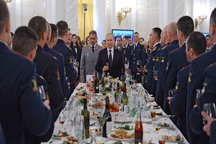 Nhân vật số 2 sẽ trở lại Điện Kremlin trong tháng 5 cùng ông Putin không ai khác ngoài Bộ trưởng Quốc phòng Sergei Shoigu, người đứng sau tiến trình hiện đại hóa của quân đội Nga, cũng như giúp nước Nga dành chiến thắng trong cuộc chiến chống khủng bố ở Trung Đông. Nguồn ảnh: Sputnik.