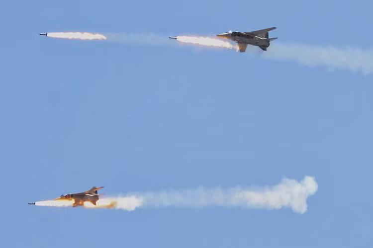 Đối với vụ bắn hạ Su-24 mà theo nhóm Jaysh Tahrir al-Sham là bằng súng phòng không thì có lẽ không có quá nhiều điều để nói đến, khi Su-24 là dòng máy bay tiêm kích bom được thiết kế dành cho nhiệm vụ tấn công mặt đất, và xác suất nó bị pháo phòng không bắn hạ khi bổ nhào cắt bom là luôn có. Bản thân Su-24 của Syria cũng không được nâng cấp gì nhiều trong những năm qua. Nguồn ảnh: Bellingcat.