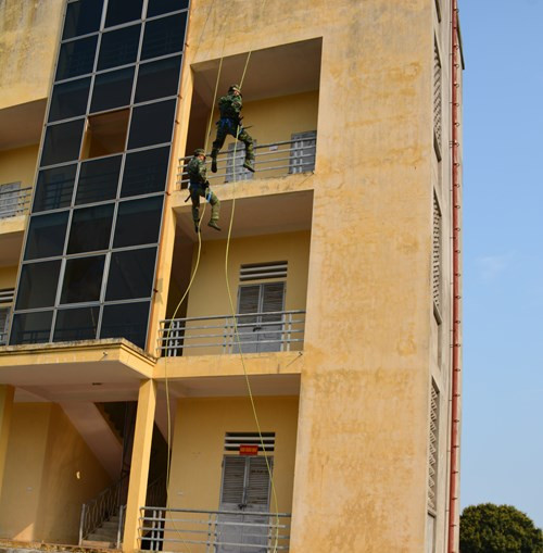 Tổ trinh sát đột nhập tầng cao bằng dây leo... Nguồn ảnh: QĐND.