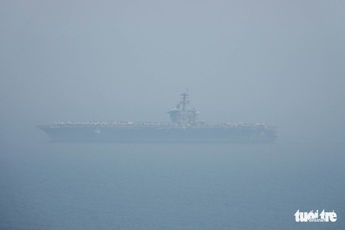 Tàu sân bay USS Carl Vinson xuất hiện ngoài khơi Đà Nẵng. Ảnh chụp lúc 11h trưa 5/3. Nguồn ảnh: Tuổi Trẻ
