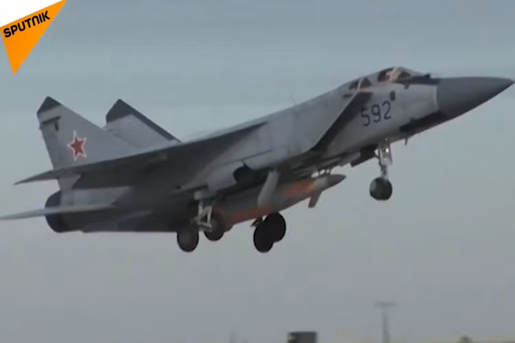 Trong Thông điệp Liên bang của năm 2018, Tổng thống Nga Vladimir Putin đã khiến cả khán phòng ồ lên khi đích thân ông giới thiệu top 5 mẫu vũ khí chiến lược mới nhất của Nga, được kỳ vọng là sẽ giúp Moscow đánh bại mọi âm mưu phá hoại từ bên ngoài. Và một trong số vũ khí đó có tên lửa siêu vượt âm Kh-47M2 Kinzhal. Hình ảnh: tên lửa Kh-47M2 Kinzhal được một chiếc tiêm kích đánh chặn siêu âm MiG-31 “Foxhound” mang theo trong một đợt thử nghiệm vào năm 2017. Nguồn ảnh: Bộ Quốc phòng Nga.